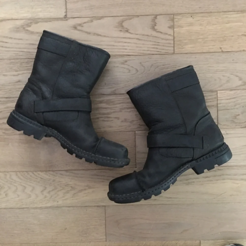 UGG Men”s Rockville ll Leather Moto Boots Black Size 8 Style 3040 Waterproof
